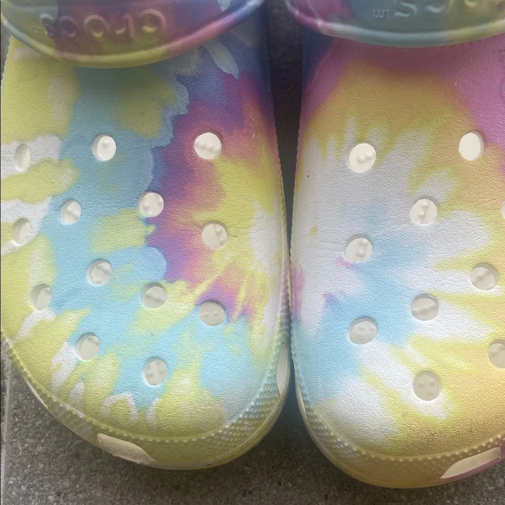 CROCS Men's Tie-Dye Pastel Clogs in Yellow Blue Pink White